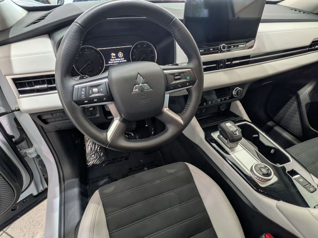 Thumbnail: 2025 Mitsubishi Outlander - 14