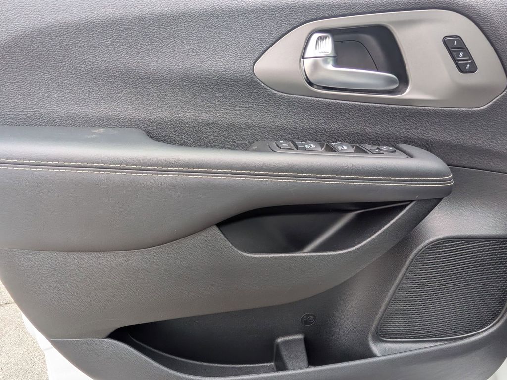 Thumbnail: 2025 Chrysler Pacifica - 11