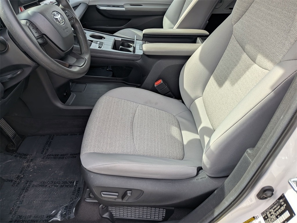 Thumbnail: 2025 Toyota Sienna - 22