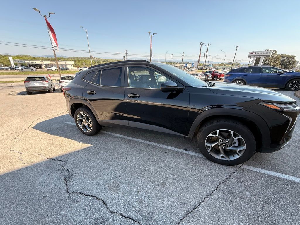 Thumbnail: 2025 Chevrolet Trax - 3