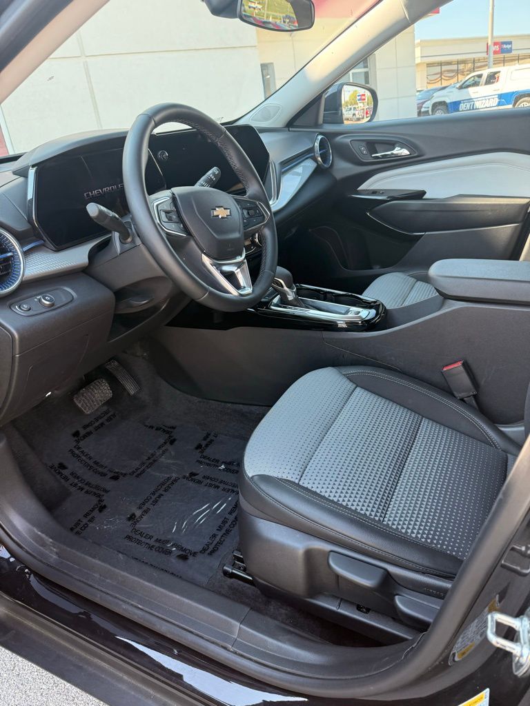 Thumbnail: 2025 Chevrolet Trax - 5