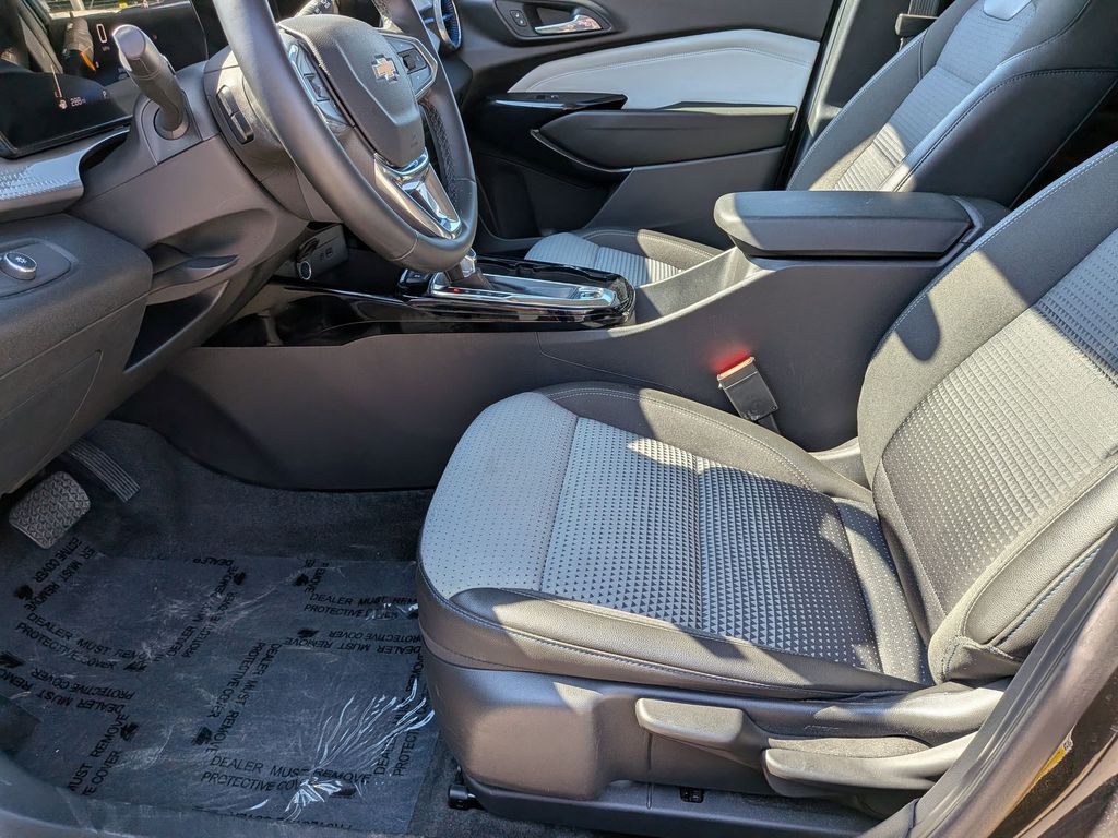 Thumbnail: 2025 Chevrolet Trax - 23