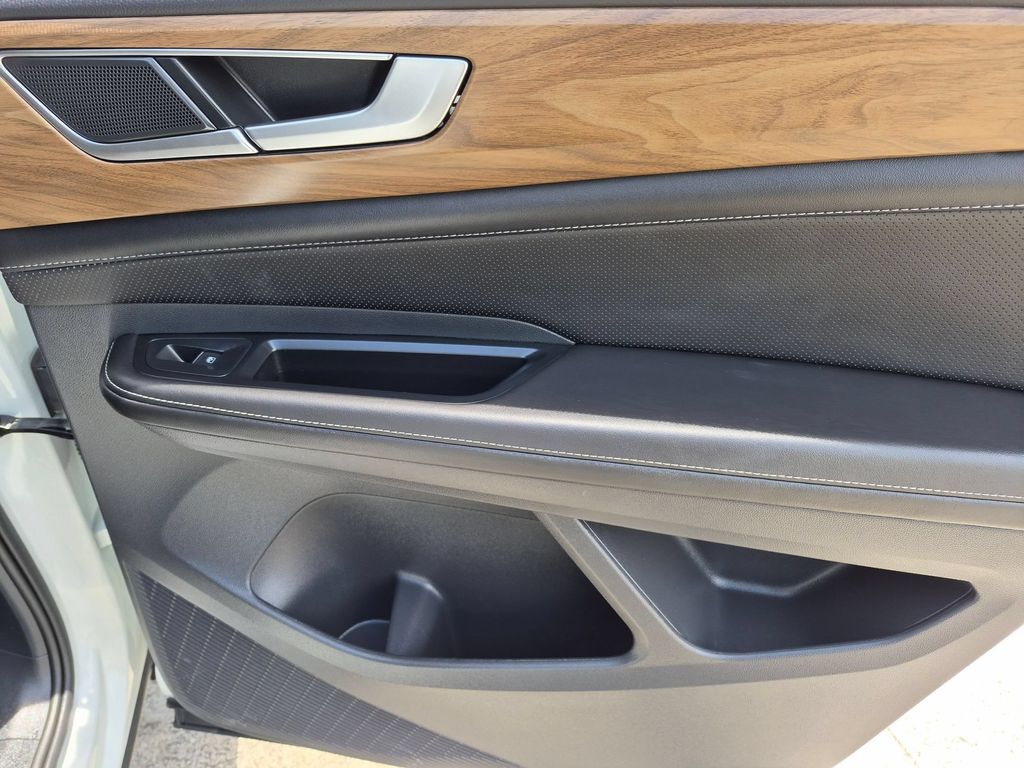 2025 Volkswagen Atlas SE w/Tech - Photo 29