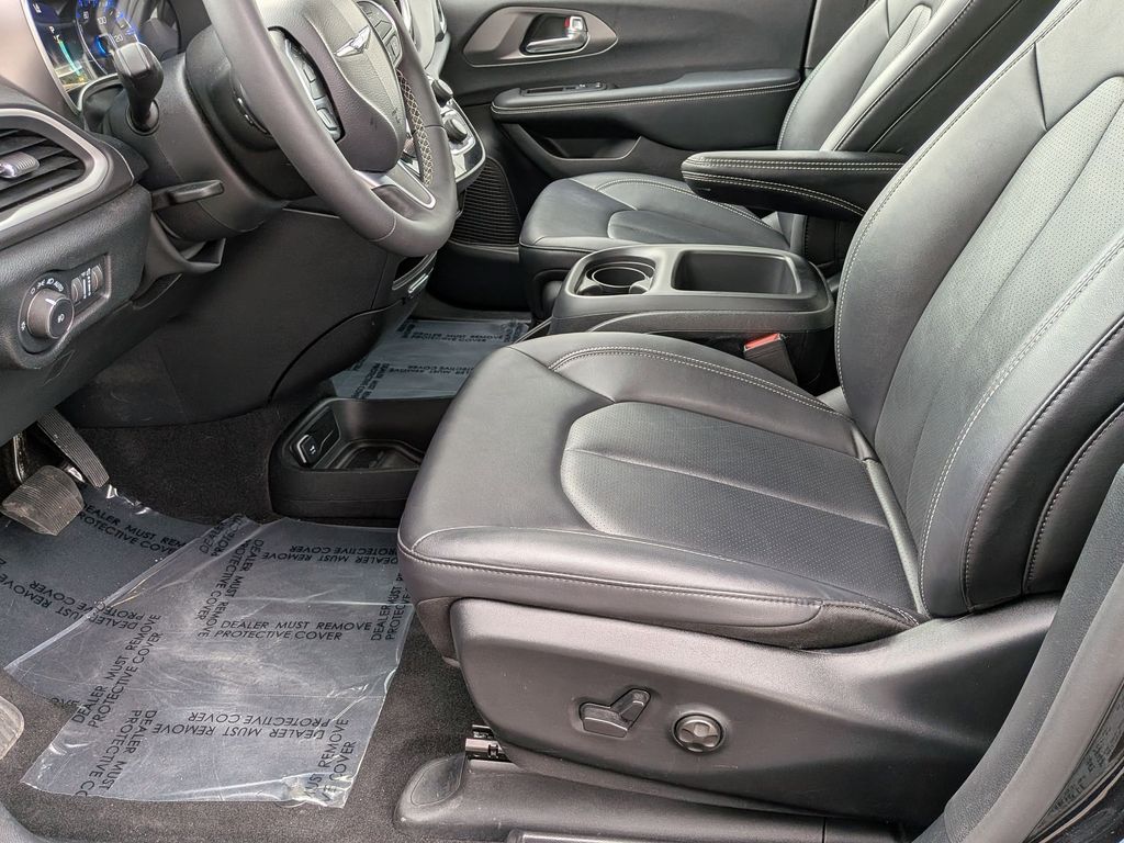 Thumbnail: 2025 Chrysler Pacifica - 24