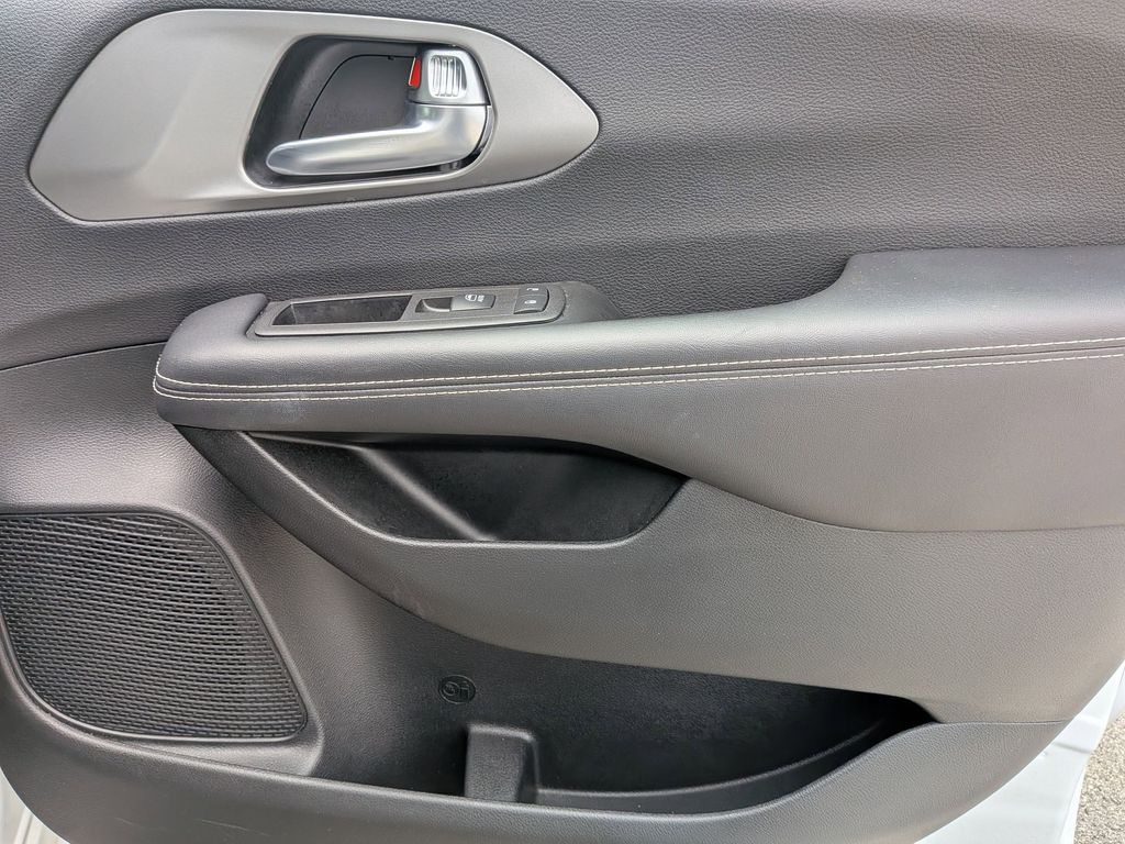 Thumbnail: 2025 Chrysler Pacifica - 30