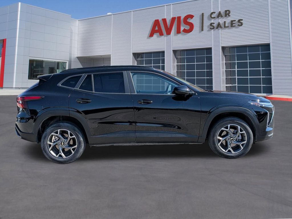 Thumbnail: 2025 Chevrolet Trax - 5