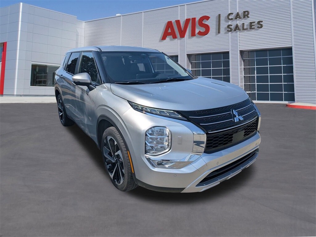 2024 Mitsubishi Outlander SE photo 3