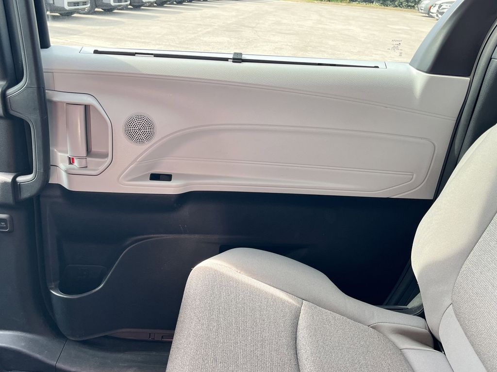 Thumbnail: 2025 Toyota Sienna - 26