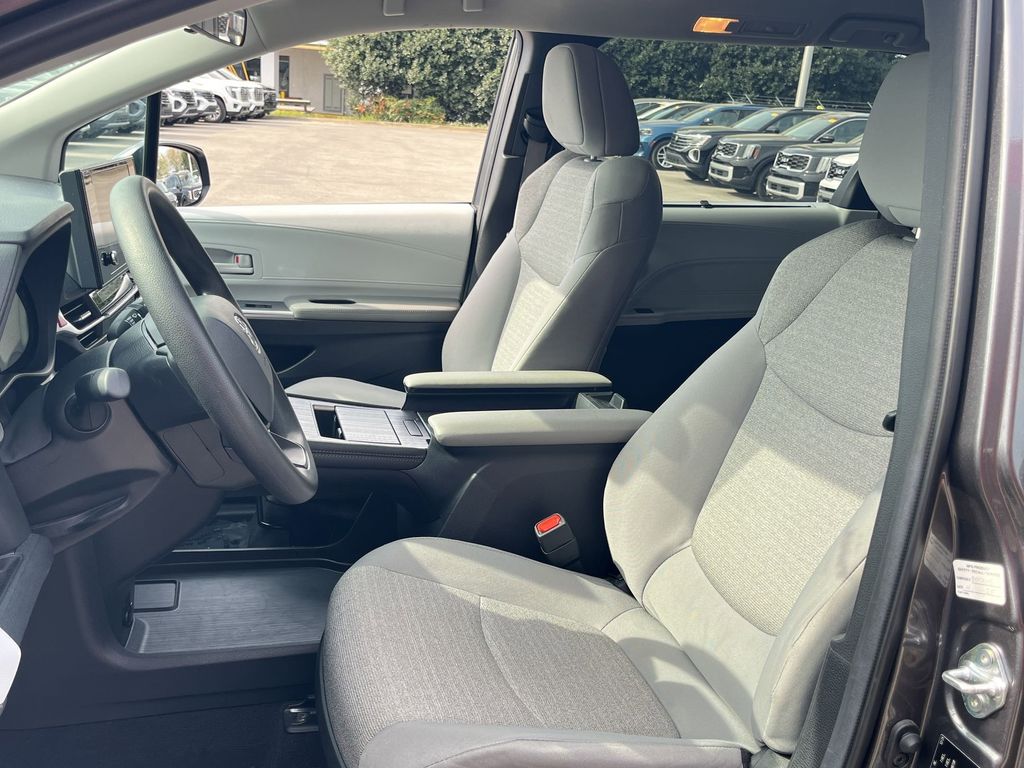 Thumbnail: 2025 Toyota Sienna - 24