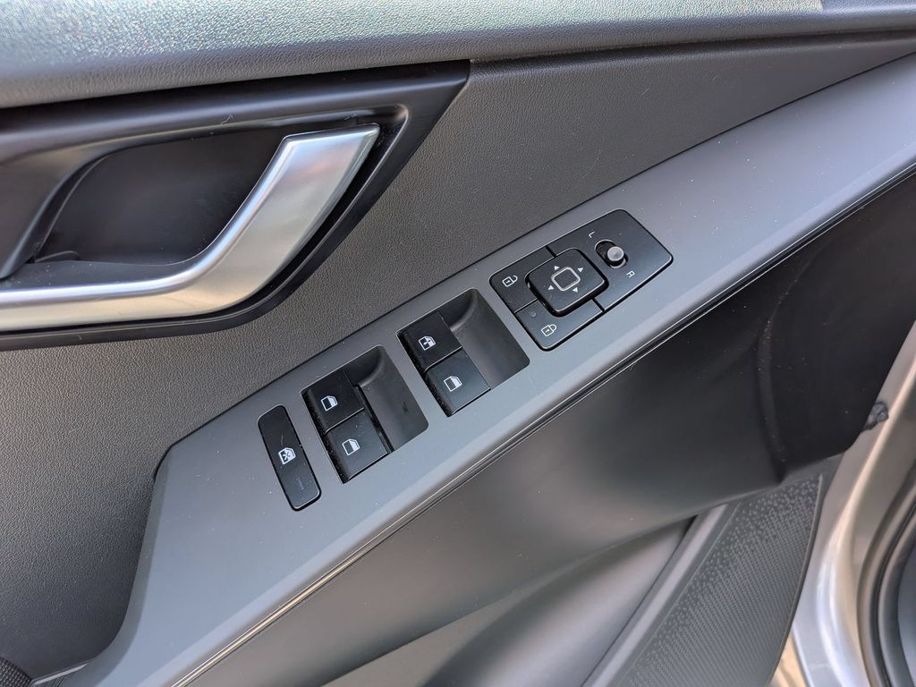 Thumbnail: 2025 Kia Niro - 13