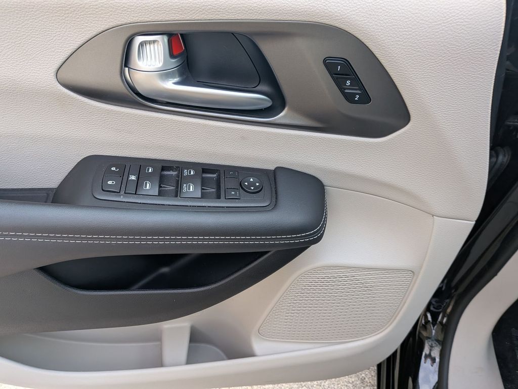 Thumbnail: 2024 Chrysler Pacifica - 11