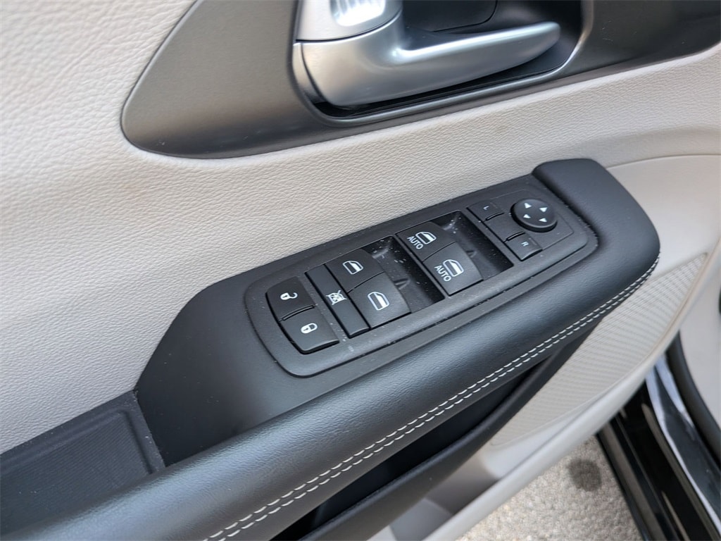 Thumbnail: 2024 Chrysler Pacifica - 13