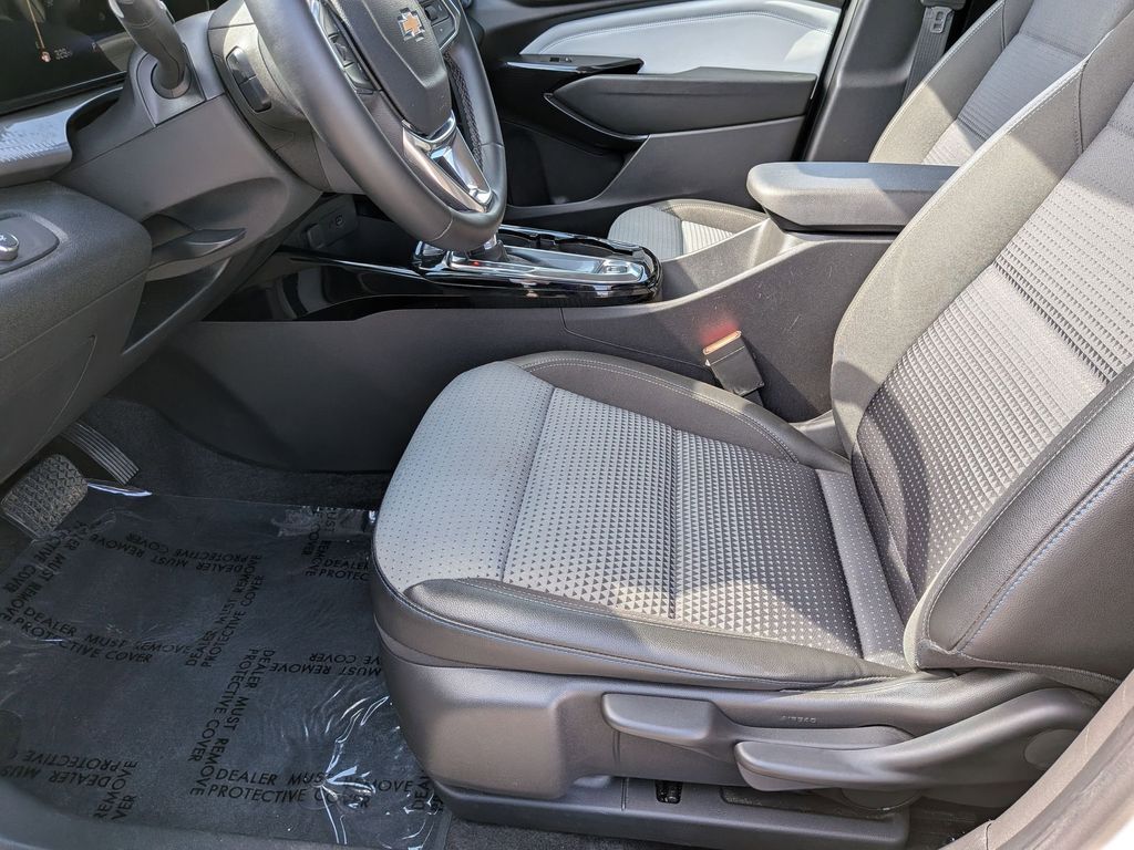 Thumbnail: 2025 Chevrolet Trax - 23