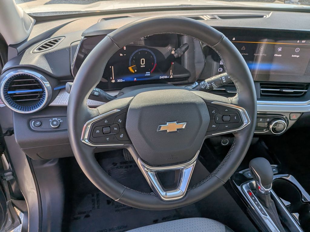 Thumbnail: 2025 Chevrolet Trax - 17