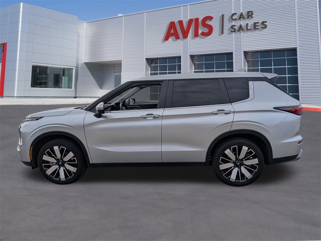 Thumbnail: 2025 Mitsubishi Outlander - 10