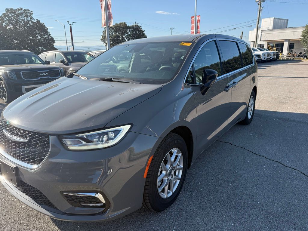 Thumbnail: 2025 Chrysler Pacifica - 3