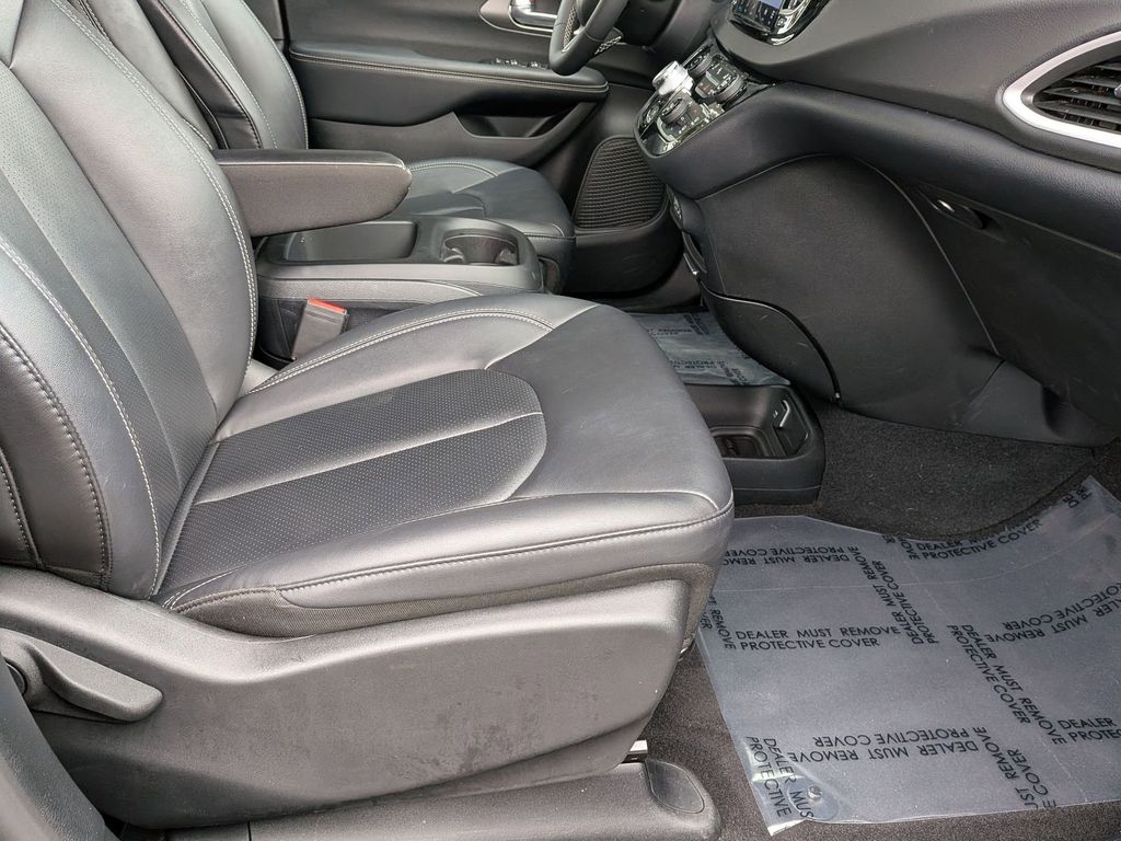 Thumbnail: 2025 Chrysler Pacifica - 32