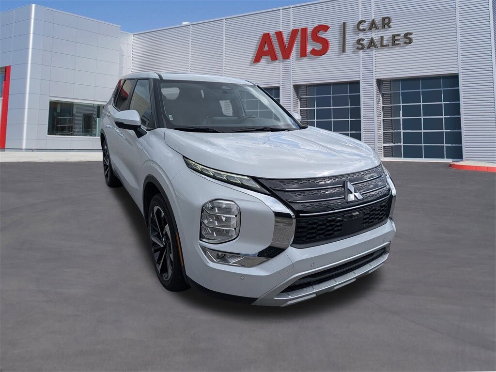 2024 Mitsubishi Outlander SE photo 3