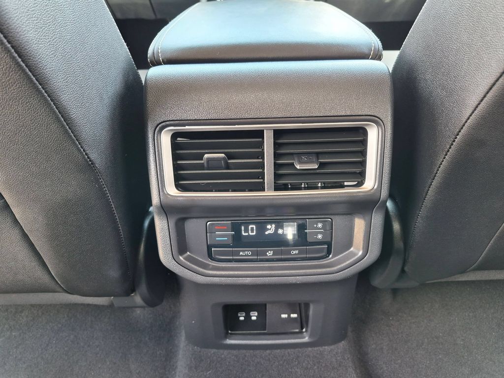 2025 Volkswagen Atlas SE w/Tech - Photo 22