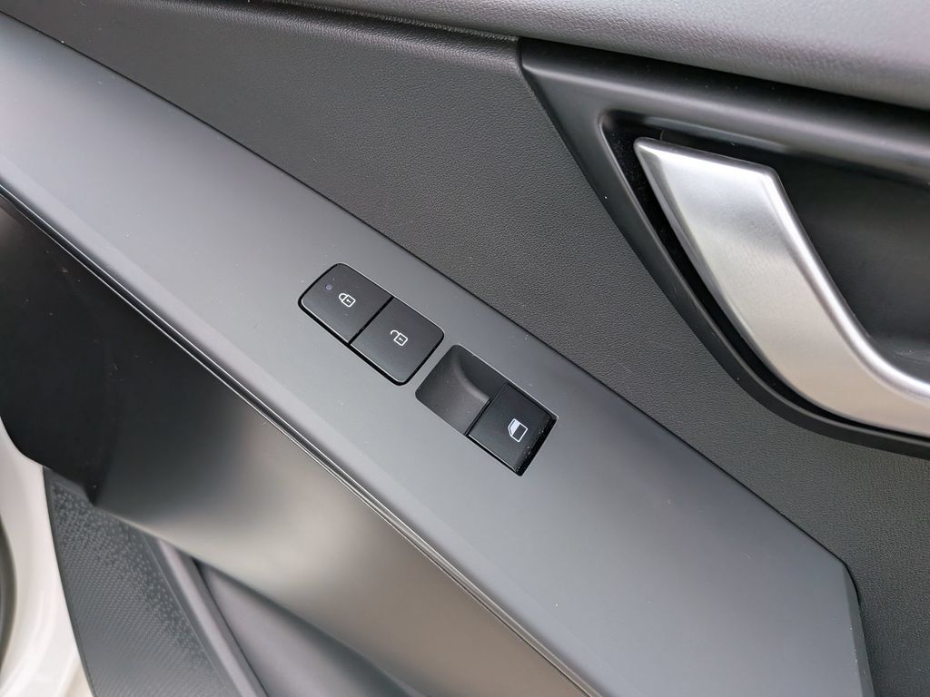 Thumbnail: 2025 Kia Niro - 34