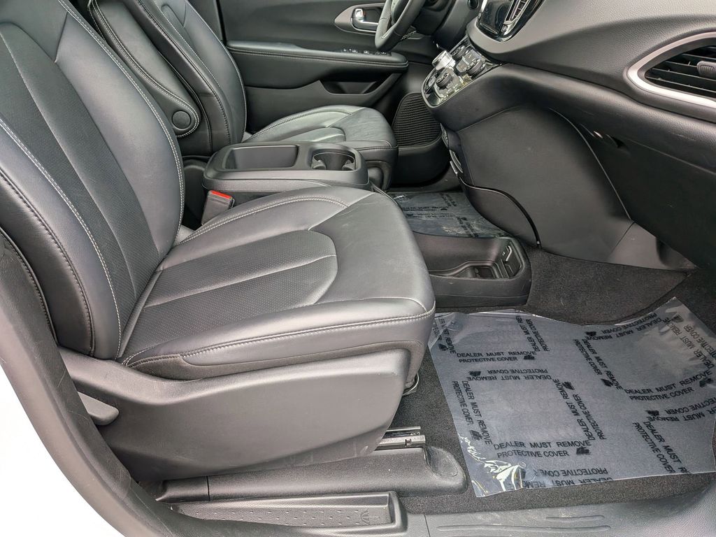 Thumbnail: 2025 Chrysler Pacifica - 28