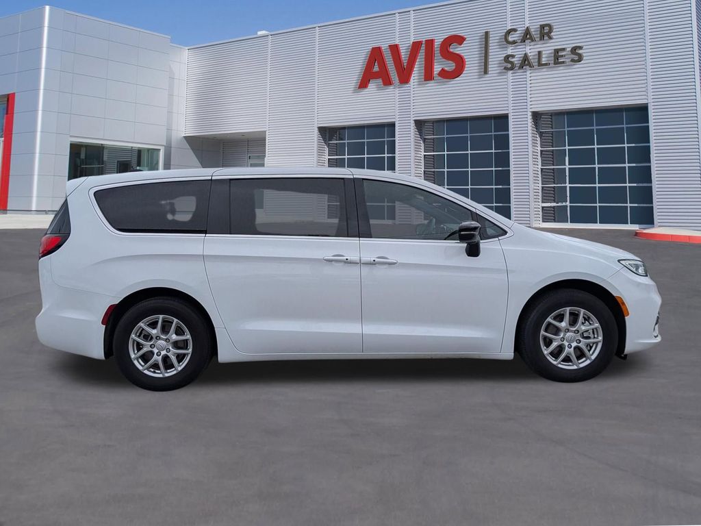 Thumbnail: 2025 Chrysler Pacifica - 5