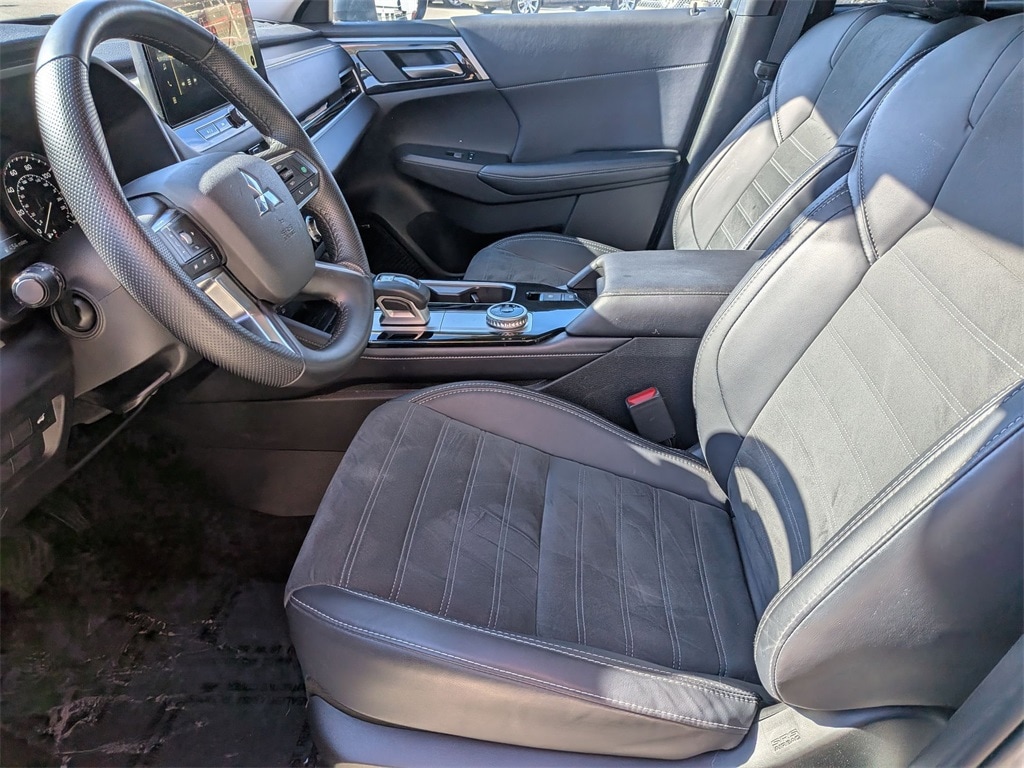 Thumbnail: 2025 Mitsubishi Outlander - 25