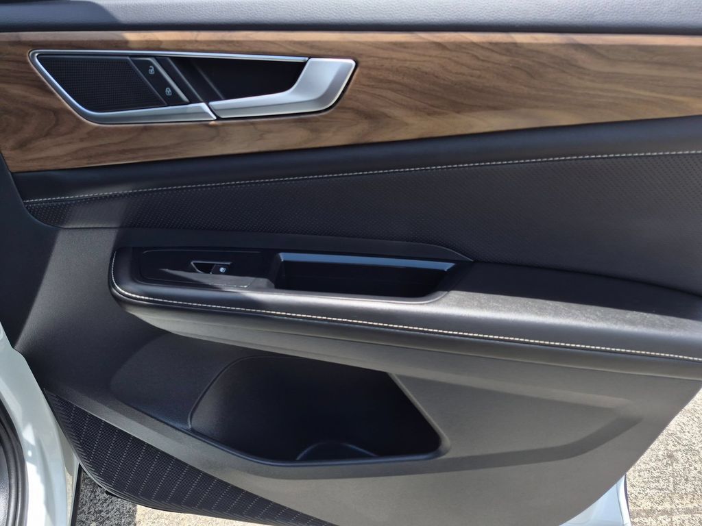 2025 Volkswagen Atlas SE w/Tech - Photo 32