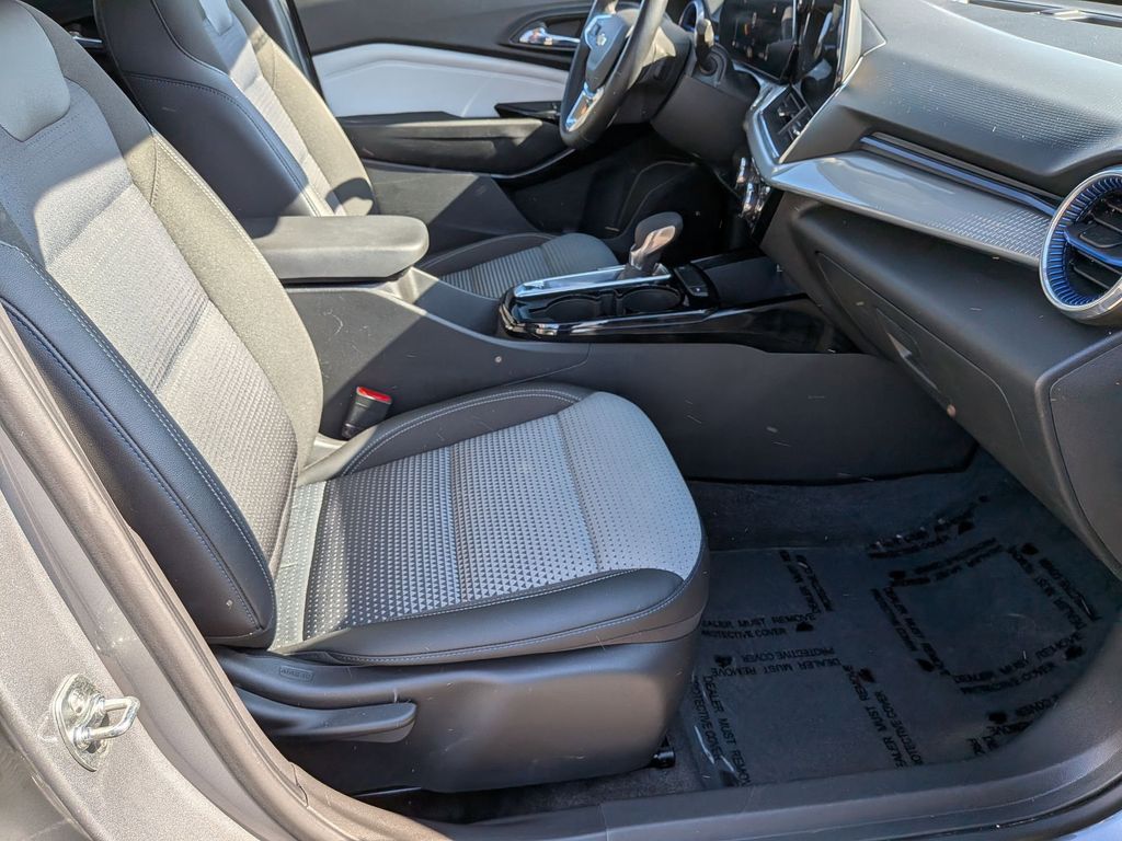 Thumbnail: 2025 Chevrolet Trax - 25