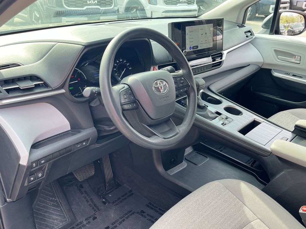 Thumbnail: 2025 Toyota Sienna - 15