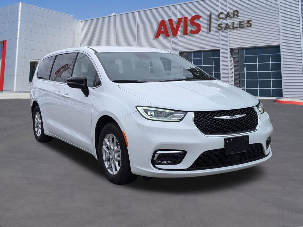 Thumbnail: 2025 Chrysler Pacifica - 3