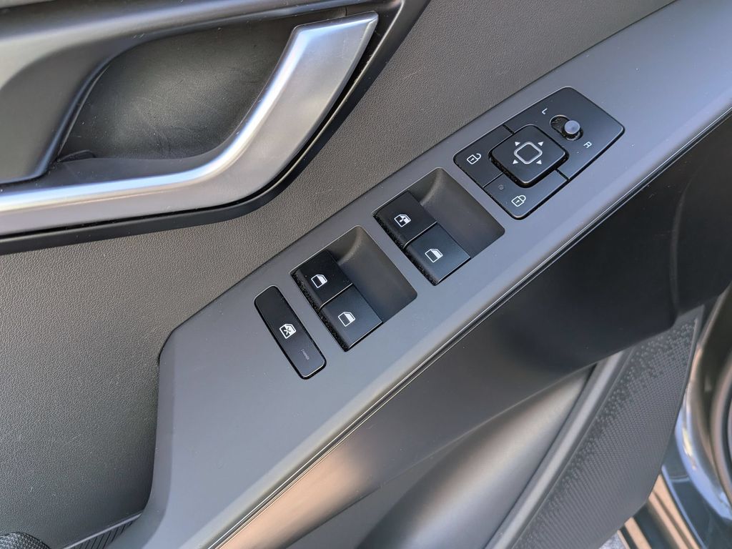 Thumbnail: 2025 Kia Niro - 13