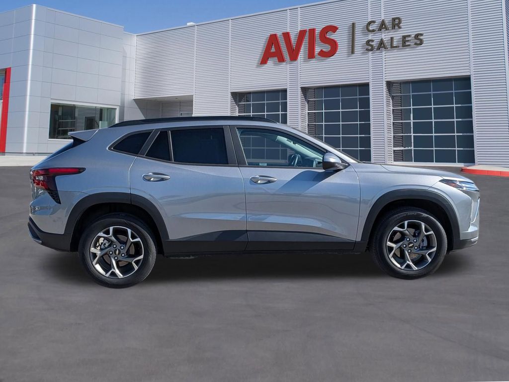 Thumbnail: 2025 Chevrolet Trax - 4