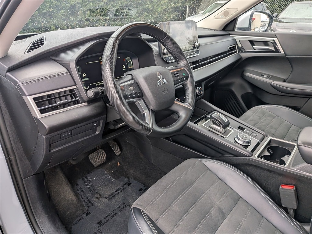 Thumbnail: 2024 Mitsubishi Outlander - 16