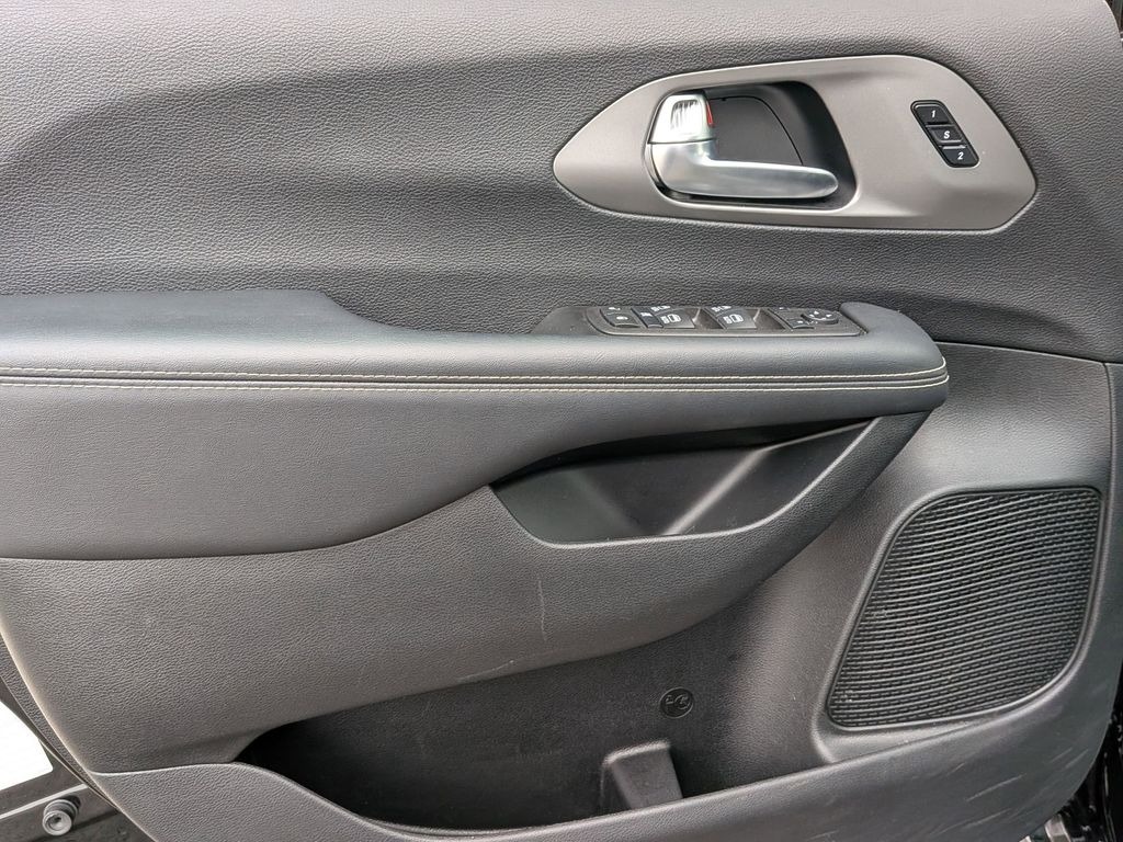 Thumbnail: 2025 Chrysler Pacifica - 11