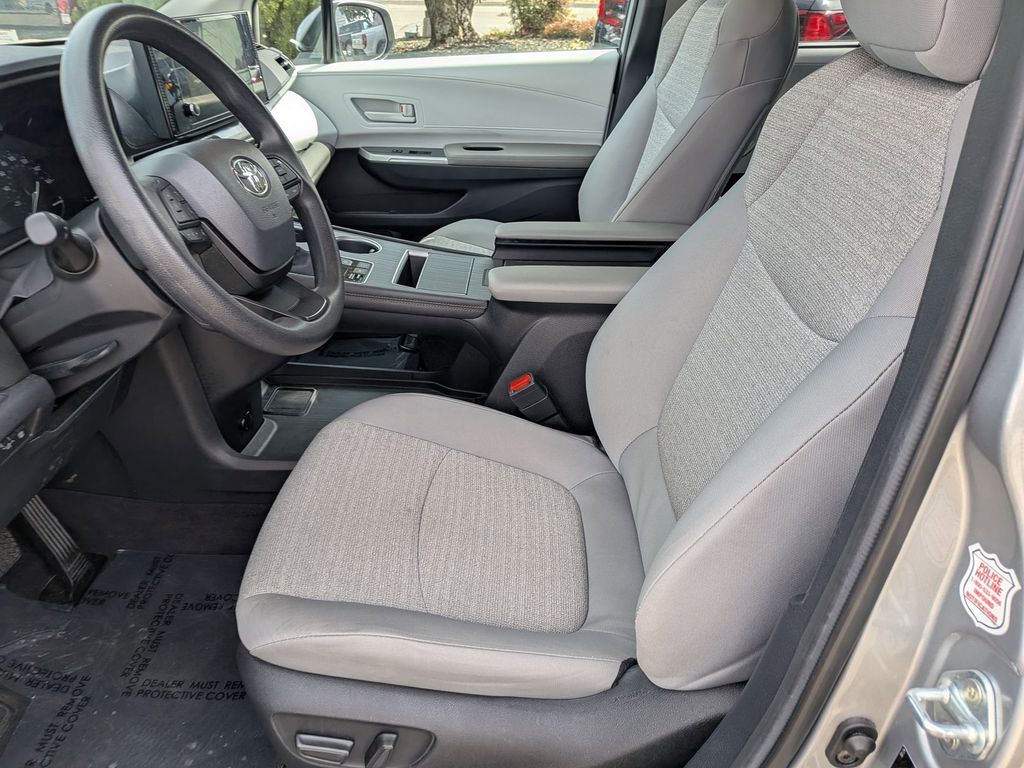 Thumbnail: 2025 Toyota Sienna - 17