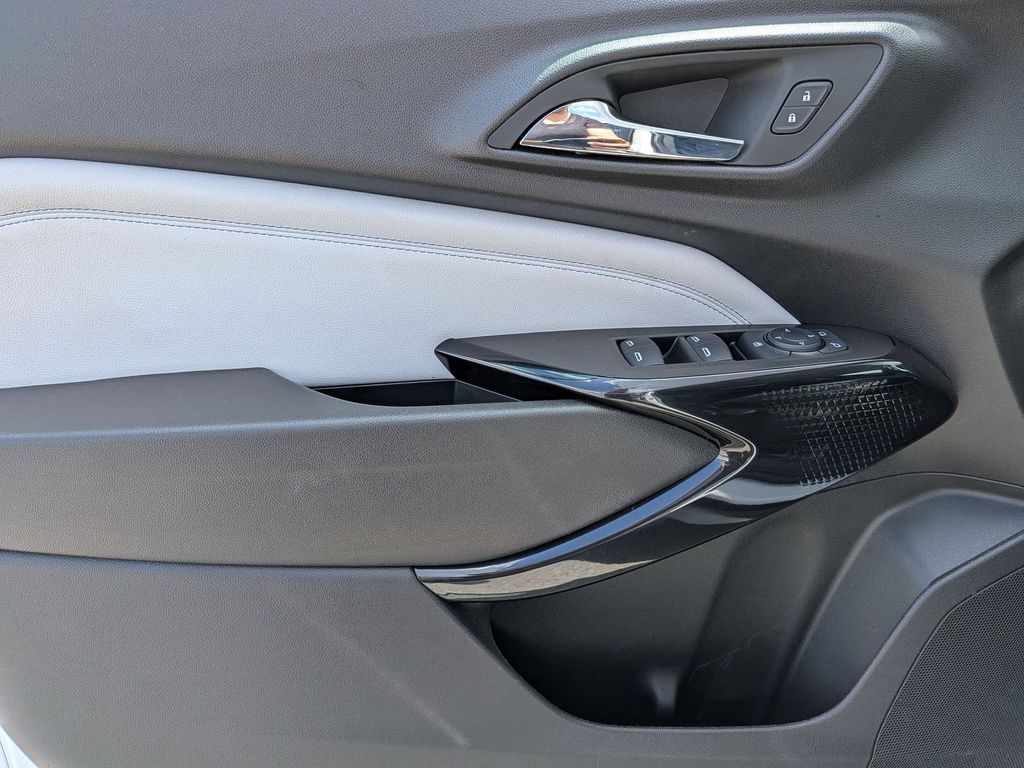 Thumbnail: 2025 Chevrolet Trax - 9