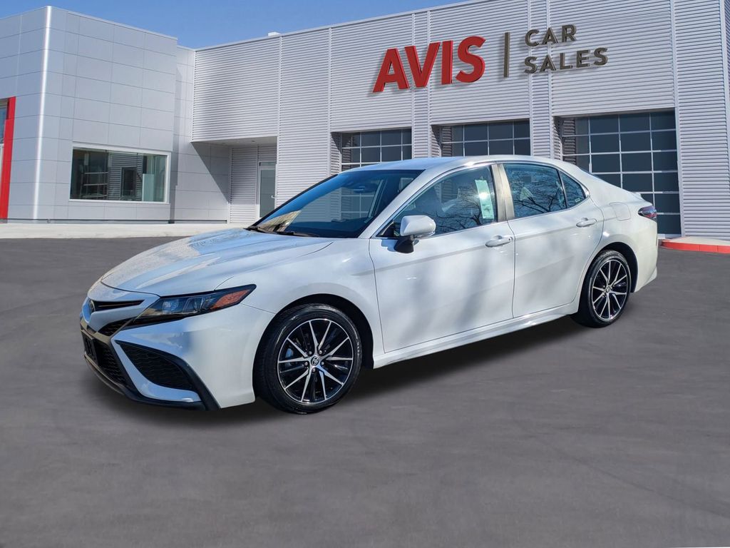 2024 Toyota Camry SE's photo