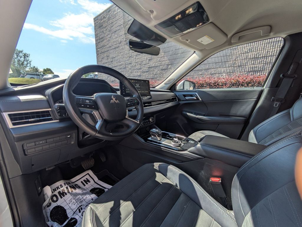 Thumbnail: 2025 Mitsubishi Outlander - 15
