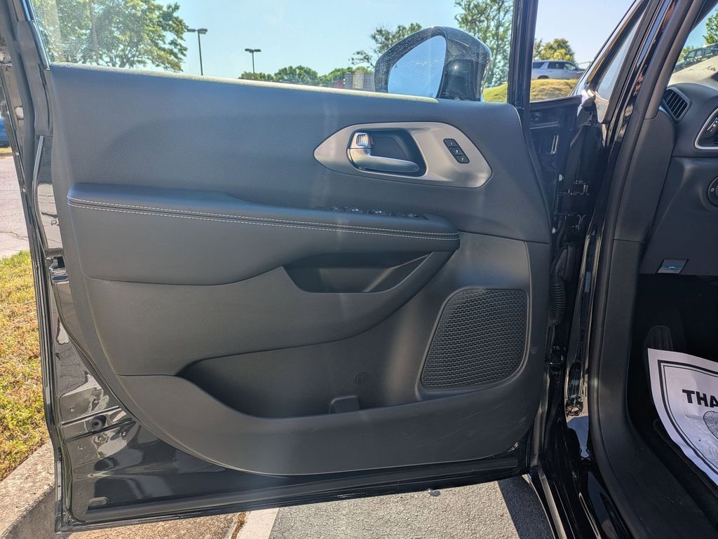 Thumbnail: 2025 Chrysler Pacifica - 11