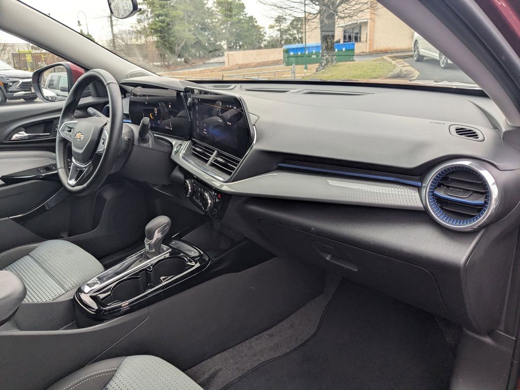 Thumbnail: 2025 Chevrolet Trax - 33