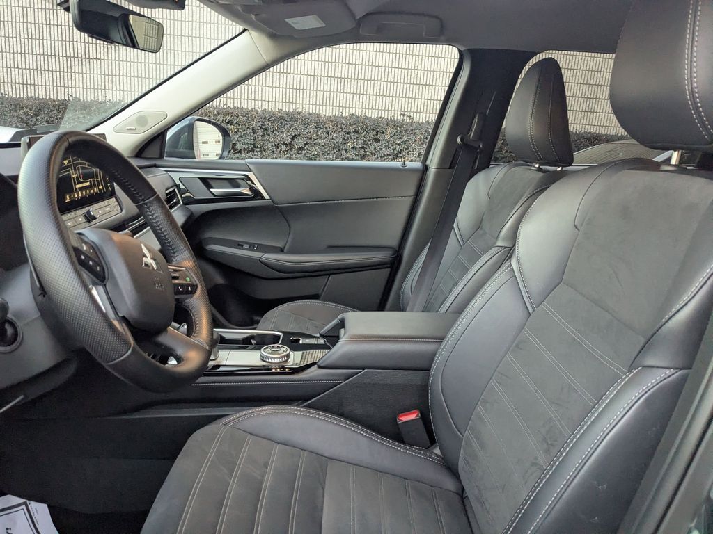 Thumbnail: 2025 Mitsubishi Outlander - 19