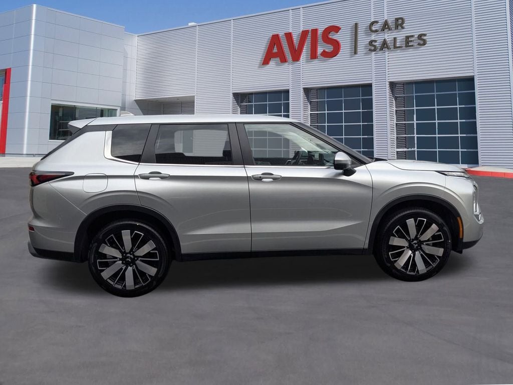Thumbnail: 2025 Mitsubishi Outlander - 5