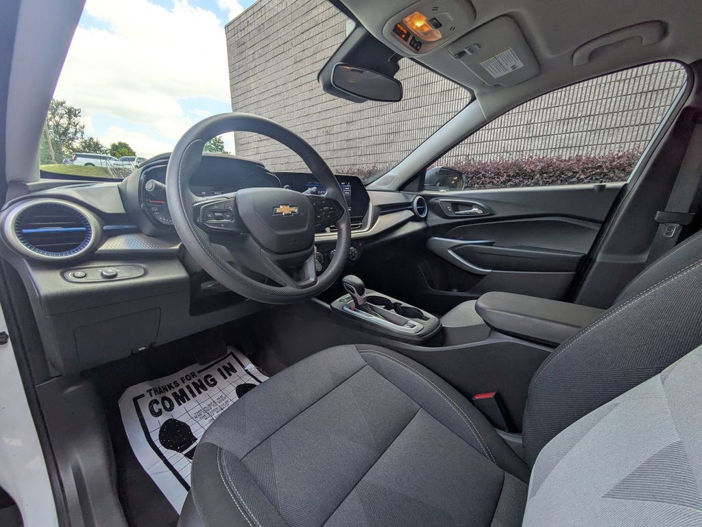 Thumbnail: 2025 Chevrolet Trax - 15