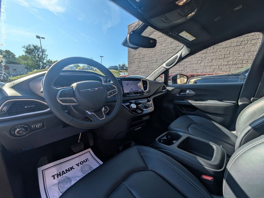 Thumbnail: 2025 Chrysler Pacifica - 15