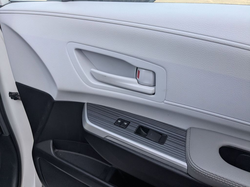 Thumbnail: 2025 Toyota Sienna - 32