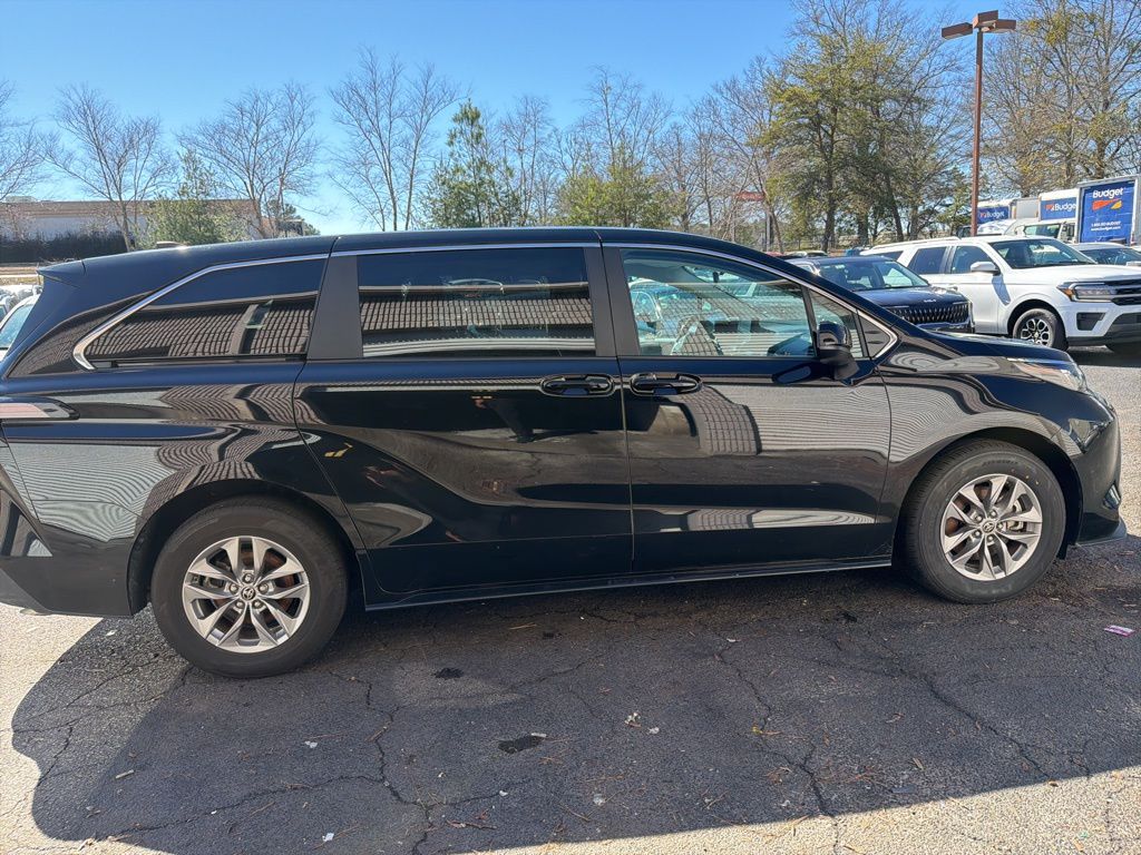 Thumbnail: 2025 Toyota Sienna - 4