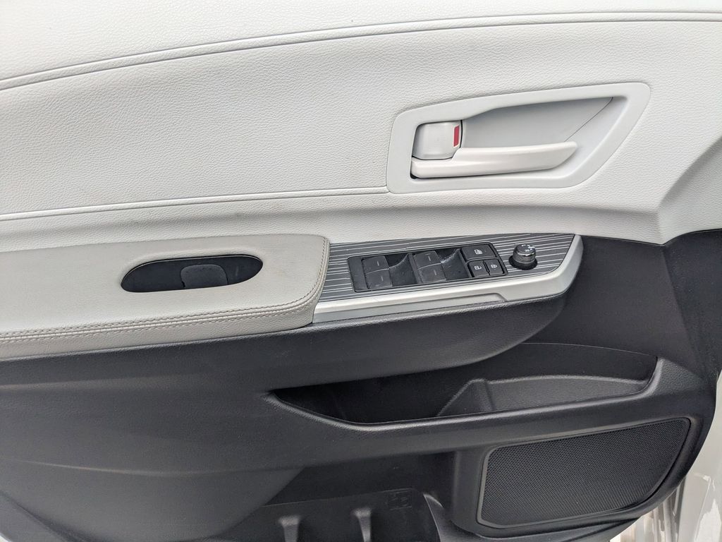 Thumbnail: 2025 Toyota Sienna - 23
