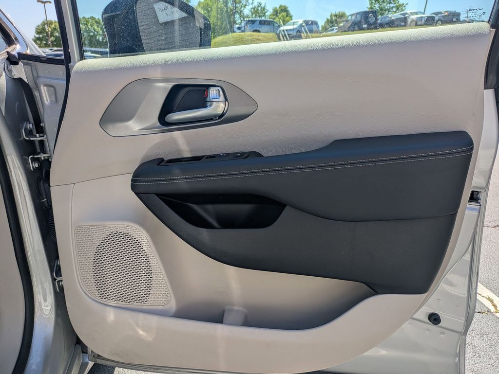 Thumbnail: 2024 Chrysler Pacifica - 32