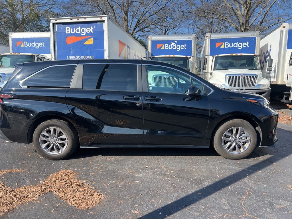 Thumbnail: 2025 Toyota Sienna - 4